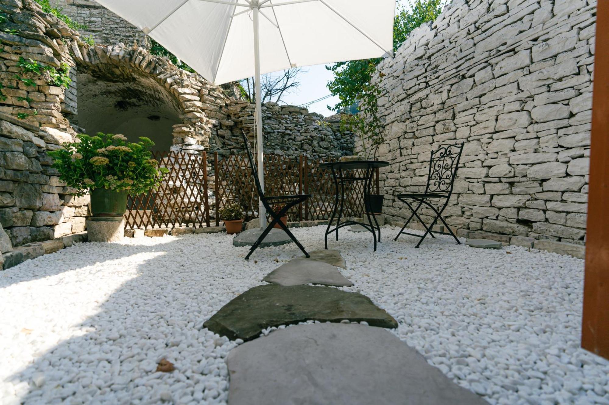 Hotel Petrichor Gjirokastër Habitación foto